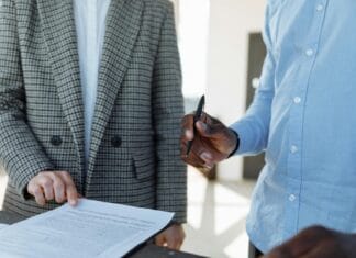 Dwóch specjalistów B2B analizuje dokumenty i omawia warunki współpracy