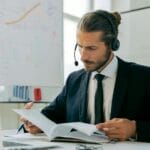 Konsultant B2B w słuchawce obsługuje klientów w biurze omnichannel