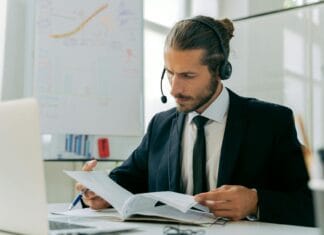 Konsultant B2B w słuchawce obsługuje klientów w biurze omnichannel