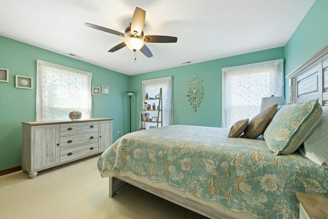 Sypialnia w stylu marynistycznym z turkusowymi dodatkami i drewnem