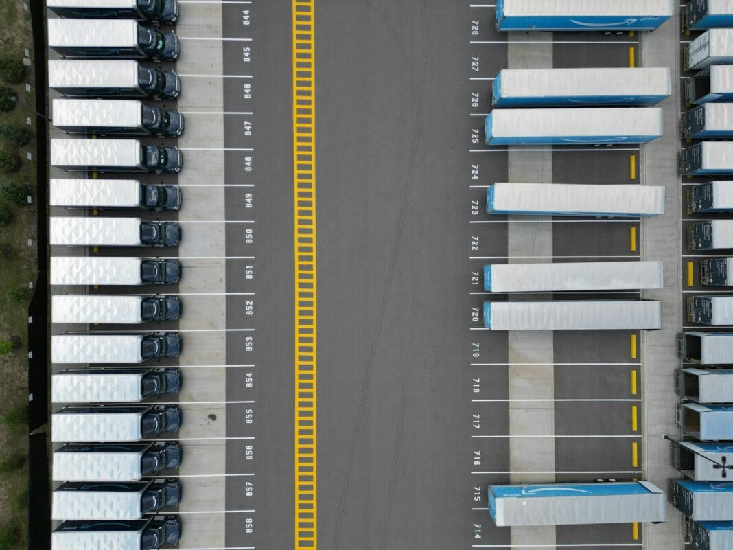 Ciężarówki ustawione w rzędach na parkingu centrum logistycznego Ciężarówki ustawione w rzędach na parkingu centrum logistycznego