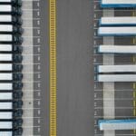 Ciężarówki ustawione w rzędach na parkingu centrum logistycznego