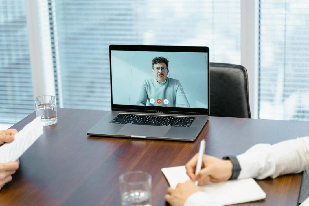 Wideospotkanie B2B na laptopie w biurze Wideospotkanie B2B na laptopie w biurze