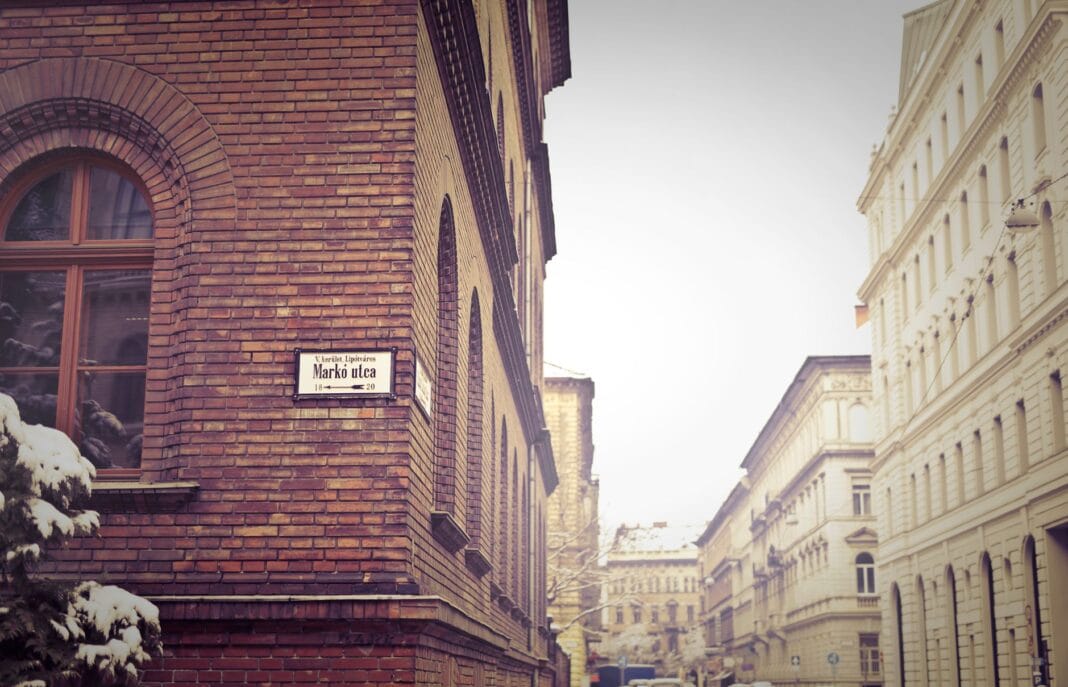 Ceglany budynek przy ulicy Markó w Budapeszcie w słoneczny dzień