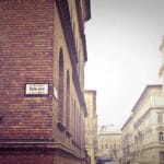 Ceglany budynek przy ulicy Markó w Budapeszcie w słoneczny dzień