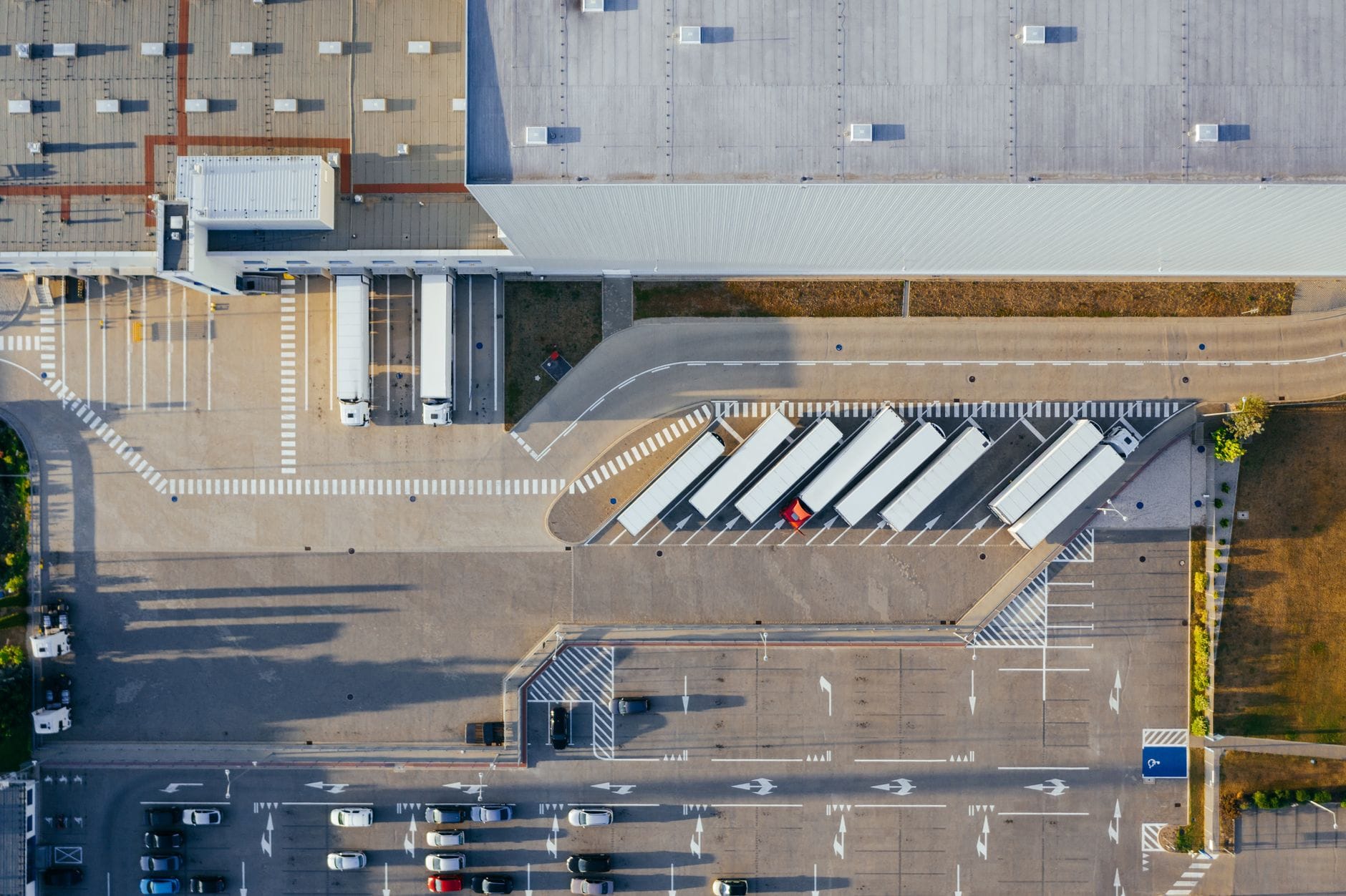Centrum logistyczne w Poznaniu z ciężarówkami na parkingu