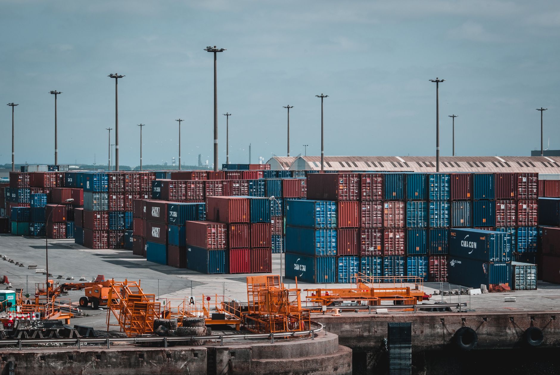 Kolorowe kontenery cargo ułożone w stosy w ruchliwym porcie przemysłowym