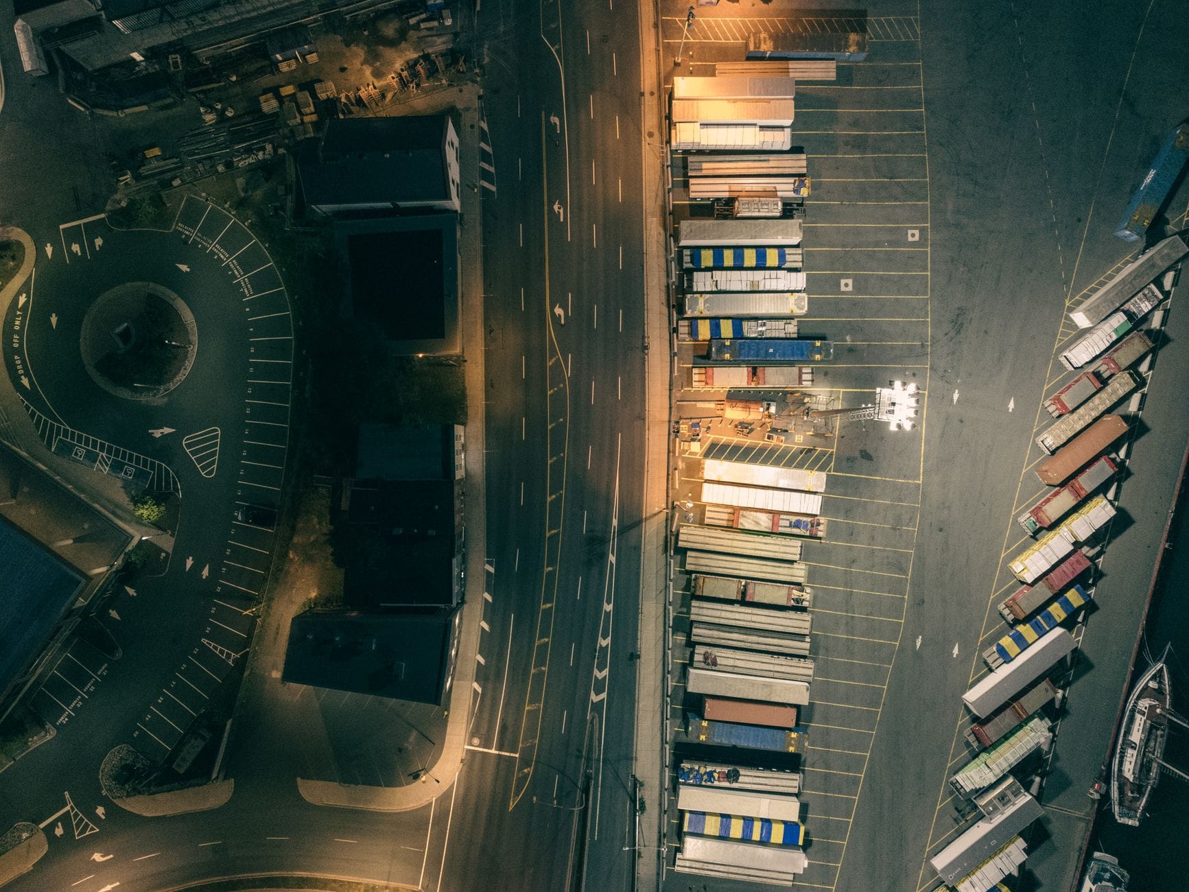 Nocny widok z lotu ptaka na terminal kontenerowy i drogi transportowe