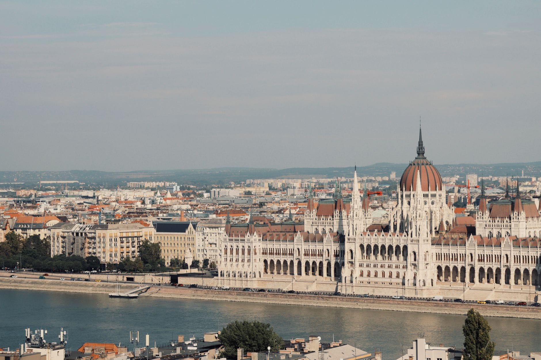 Parlament w Budapeszcie nad Dunajem w słoneczny dzień