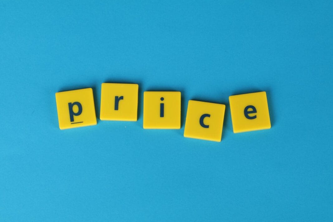 Żółte kostki z napisem price na niebieskim tle jako symbol strategii cenowej