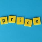 Żółte kostki z napisem price na niebieskim tle jako symbol strategii cenowej