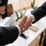 Uścisk dłoni dwóch profesjonalistów w biurze podczas ustalania ceny