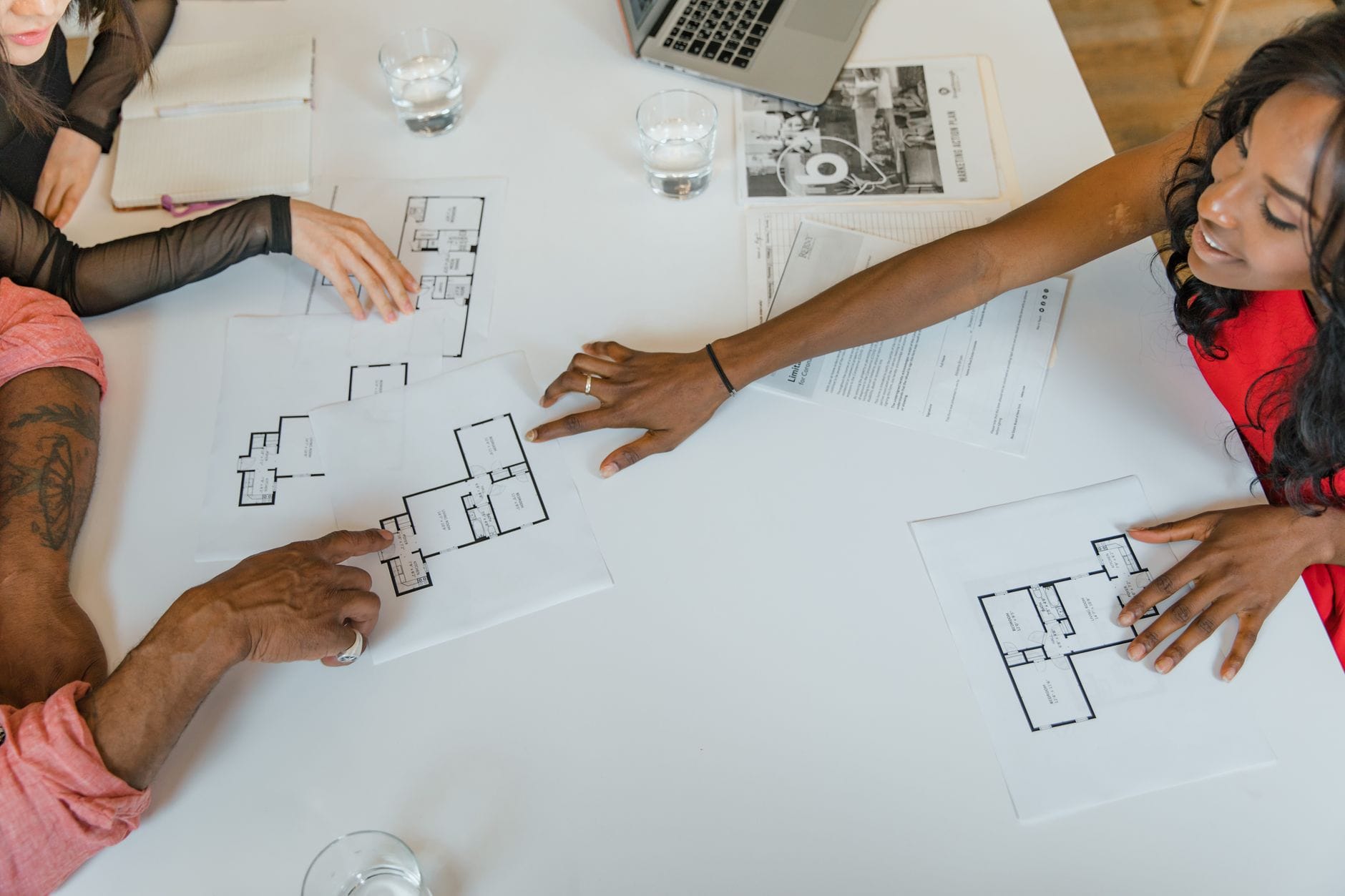 Zespół projektowy omawia plany wdrożenia systemu ERP przy stole