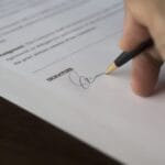 Podpisywanie umowy outsourcingu magazynu przez operatora logistycznego
