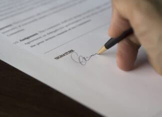 Jak legalnie outsourcingować magazyn do operatora logistycznego krok po kroku od strony prawnej Podpisywanie umowy outsourcingu magazynu przez operatora logistycznego