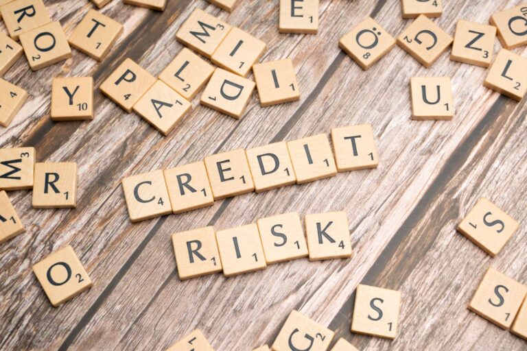 Drewniane litery układające napis credit risk na rustykalnym stole